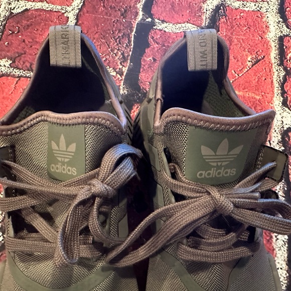 NWIB Adidas NMD_R1 Men's Classic Running Sneakers FW6415 size 10 1/2 - Picture 4 of 9